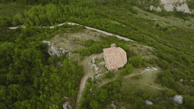 Chapelle Notre-Dame de Dromon, France, vue de drone