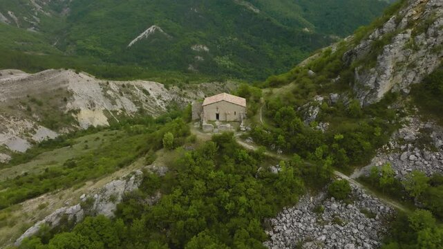 Chapelle Notre-Dame de Dromon, France, vue de drone