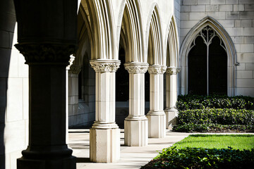 Fototapeta premium collegiate gothic archways, manicured gardens visible