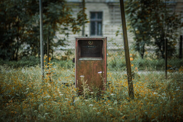 Stary dystrybutor paliwa na wsi CPN