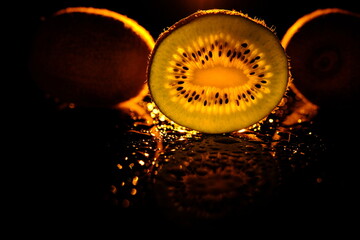 owoc kiwi podświetlony ciepłym światłem © Przemysaw