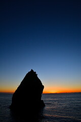 夕焼けと立岩（新潟県）