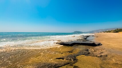 Kamienisty brzeg falowanego morza - plaża © Oliwia