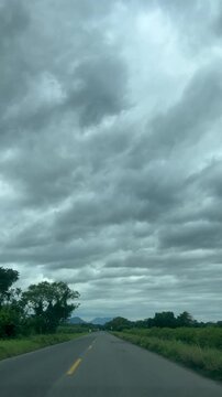 D&iacute;a nublado en carretera de Veracruz, M&eacute;xico 