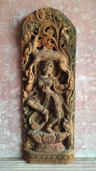Escultura hindu tallada en madera de una figura femenina en India