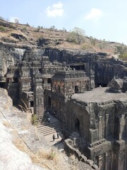 Cuevas Ellora con templos carvados en las montañas en Aurangabad, India