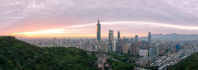 Naklejka premium Panoramic view of Taipei, Taiwan and sunset