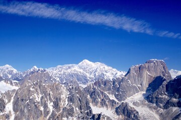 Denali&rsquo;s Towering Peaks Under a Clear Blue Sky
