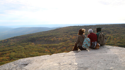 Naklejka premium friends on top of the mountain