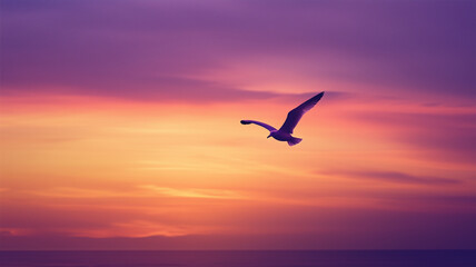 朝焼けに舞う一羽の鳥 &ndash; 自由と新たな旅立ちの象徴