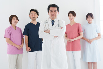 働く医療チーム（複数人・多人数・大人数、集団）