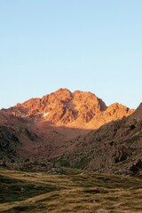 Naklejka premium Majestic Mountain Landscape At Sunset Golden Hues