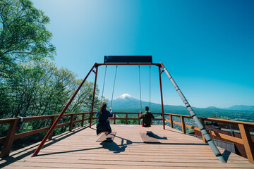 Fototapeta premium 富士山を見ながらする絶景ブランコ