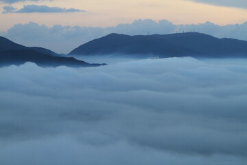 雲海に浮かぶ山