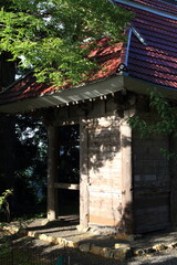 Fototapeta premium 赤い屋根の山門