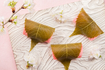 関東風桜もち3個（俯瞰撮影）