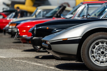 Alignement de voitures de sport anciennes