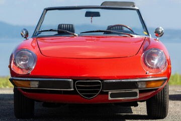 Vue de face d'une voiture de sport vintage