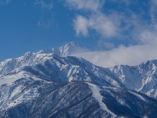 北アルプスの山並みとスキー場　長野県白馬村