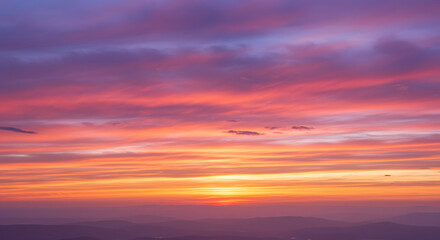 저녁 노을이 서서히 저물어 주황색의 햇빛과 보라색의 어둠이 환상의 그라데이션을 만드는 무드있고 분위기 있는 하늘과 구름 이미지