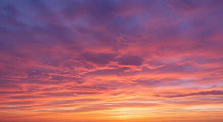Fototapeta premium 저녁 노을이 서서히 저물어 주황색의 햇빛과 보라색의 어둠이 환상의 그라데이션을 만드는 무드있고 분위기 있는 하늘과 구름 이미지