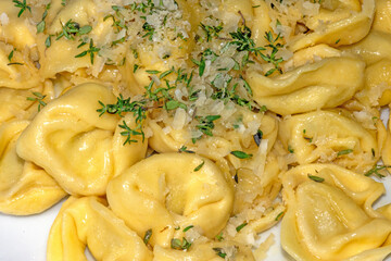 Tortellini mit Thymian und Parmesan