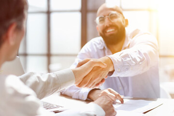 Obraz premium Businessman working on the table with laptop in a new office