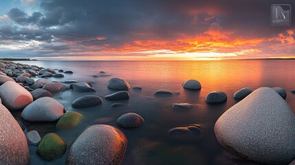 Obraz premium Serene Sunset over Rocky Coastline: A Panorama of Tranquility