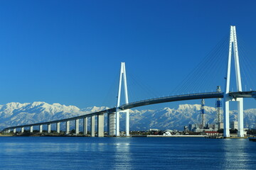 新湊大橋と立山連峰
