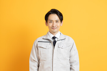 工事の作業着を着た日本人男性