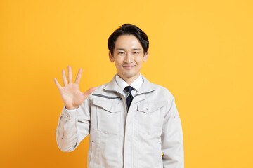 工事の作業着を着た日本人男性