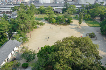 福山城公園の広場と日本庭園の風景