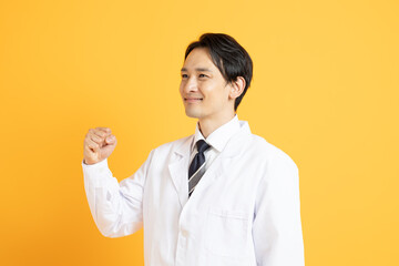 若い日本人男性の医者