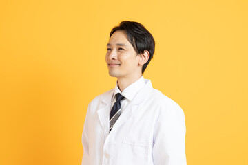 若い日本人男性の医者