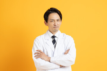 若い日本人男性の医者