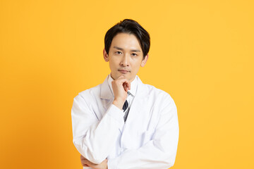 若い日本人男性の医者