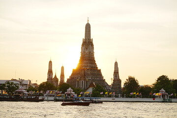 Breathtaking Sunset of Wat Arun in Bangkok, Thailand - タイ バンコク ワットアルン 夕日