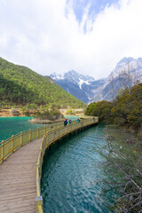 Fototapeta premium A view of a walkway over the lake in Blue Moon Valley in Lijiang, China