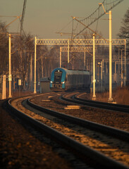 Linia kolejowa, mglisty poranek, transport. ed image © mycatherina