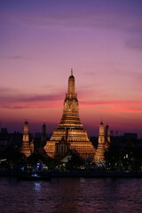 Fototapeta premium Breathtaking Sunset of Wat Arun in Bangkok, Thailand - タイ バンコク ワットアルン 夕日