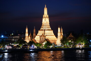 Naklejka premium Breathtaking Night View of Wat Arun in Bangkok, Thailand - タイ バンコク ワットアルンの夜景