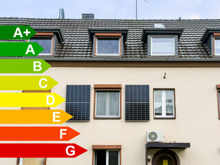 Energie­effizienz­klassen, zwei Solarpanele an einer Hausfassade eines Mehrfamilienhaus in Hilden, Deutschland