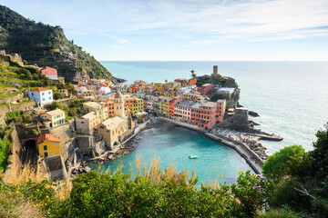 Naklejka premium Fishing village Vernazza with multicolored houses at Cinque Terre National park, Liguria, Italy. Landscape photography
