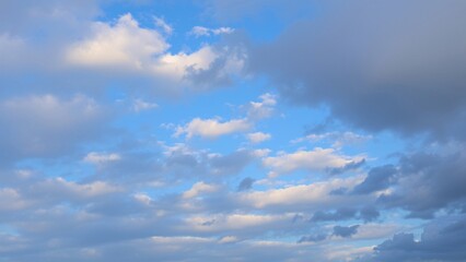 Obraz premium Serene Blue Sky with Scattered Clouds A Natural Background