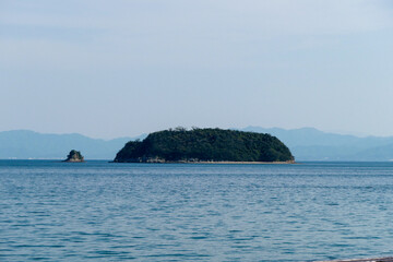 穏やかな瀬戸内海に浮かぶ緑豊かな小豆島