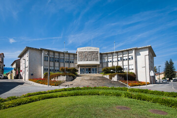 Detalhes arquitet&oacute;nicos do edif&iacute;cio do tribunal judicial de &Aacute;gueda com o seu imponente jardim junto &agrave; escadaria de acesso