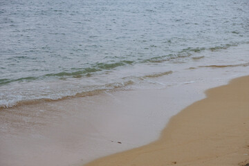 穏やかに打ち寄せる波と美しい砂浜