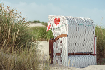Strandkorb in den Dünen der Nordsee