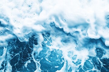 Obraz premium A close-up shot of ocean waves crashing against the shore