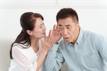 耳が遠いシニア男性